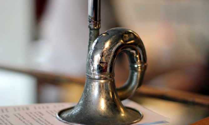 https://milkbarmag.com/2012/07/30/satchmos-den/