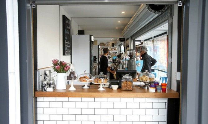 https://milkbarmag.com/2012/11/28/string-bean-alley-at-queen-vic/